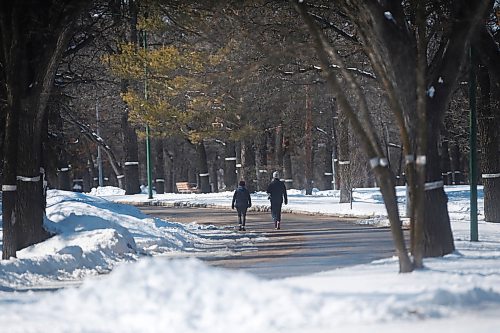 JOHN WOODS / WINNIPEG FREE PRESS
People walk on Wellington Crescent in Winnipeg Sunday, April 5, 2020. 

Reporter: ?