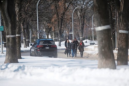 JOHN WOODS / WINNIPEG FREE PRESS
People walk on Wellington Crescent in Winnipeg Sunday, April 5, 2020. 

Reporter: ?