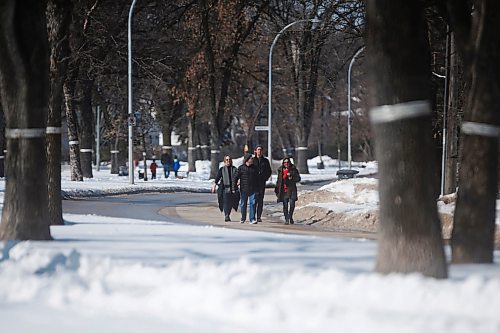 JOHN WOODS / WINNIPEG FREE PRESS
People walk on Wellington Crescent in Winnipeg Sunday, April 5, 2020. 

Reporter: ?