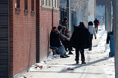 JOHN WOODS / WINNIPEG FREE PRESS
People gather outside Main Street Project during COVID-19 in Winnipeg Sunday, April 5, 2020. 

Reporter: Taylor