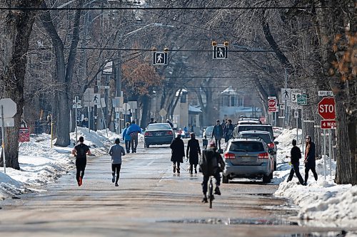 JOHN WOODS / WINNIPEG FREE PRESS
People walk on Wolseley Avenue during COVID-19 in Winnipeg Sunday, April 5, 2020. People wrote letters to Free Press complaining that people were coming into their area and walking on Wolseley. They say people should stay in their own area.

Reporter: ?