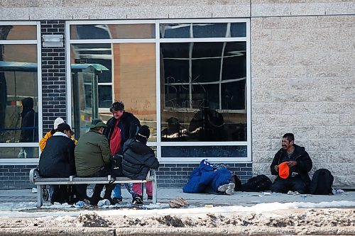 JOHN WOODS / WINNIPEG FREE PRESS
People gather on Main Street during COVID-19 in Winnipeg Sunday, April 5, 2020. 

Reporter: Taylor