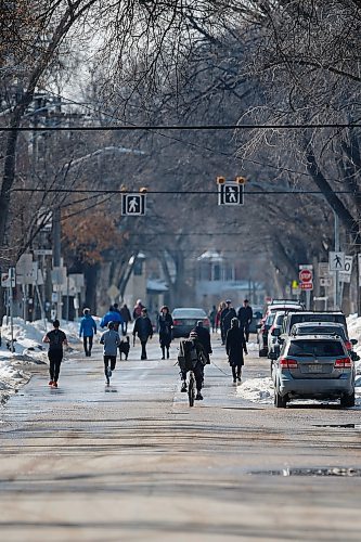 JOHN WOODS / WINNIPEG FREE PRESS
People walk on Wolseley Avenue during COVID-19 in Winnipeg Sunday, April 5, 2020. People wrote letters to Free Press complaining that people were coming into their area and walking on Wolseley. They say people should stay in their own area.

Reporter: ?