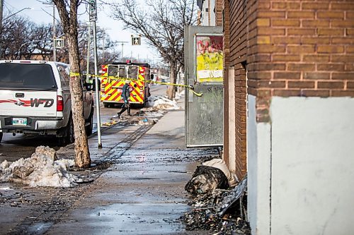 MIKAELA MACKENZIE / WINNIPEG FREE PRESS

The scene of an apartment fire on Sargent Avenue at Beverley Street in Winnipeg on Monday, April 6, 2020. For Maggie story.
Winnipeg Free Press 2020