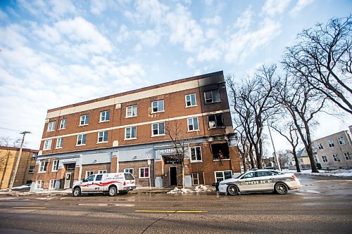 MIKAELA MACKENZIE / WINNIPEG FREE PRESS

The scene of an apartment fire on Sargent Avenue at Beverley Street in Winnipeg on Monday, April 6, 2020. For Maggie story.
Winnipeg Free Press 2020