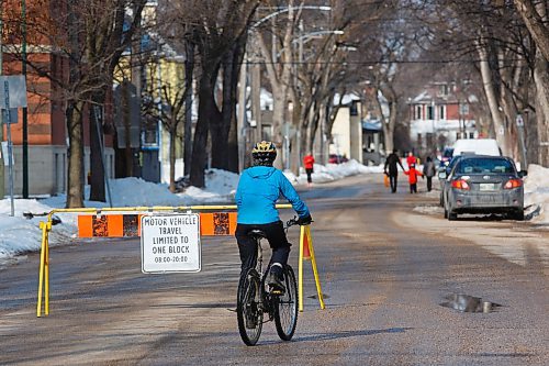 MIKE DEAL / WINNIPEG FREE PRESS
Wolseley Avenue has been turned into a pedestrian and cyclist corridor early this year because of the pandemic. Cars are now only allowed to travel one block before they must divert onto other streets.
200406 - Monday, April 06, 2020.