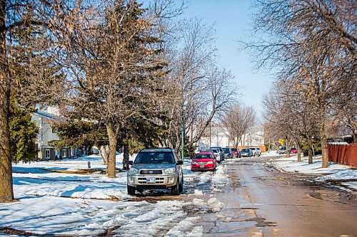 MIKAELA MACKENZIE / WINNIPEG FREE PRESS

The 100 block of Snowdon Avenue, where police made a homicide/child abuse arrest, in Winnipeg on Monday, April 6, 2020. 
Winnipeg Free Press 2020