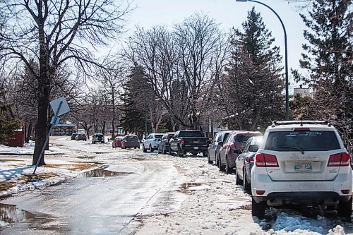 MIKAELA MACKENZIE / WINNIPEG FREE PRESS

The 100 block of Snowdon Avenue, where police made a homicide/child abuse arrest, in Winnipeg on Monday, April 6, 2020. 
Winnipeg Free Press 2020