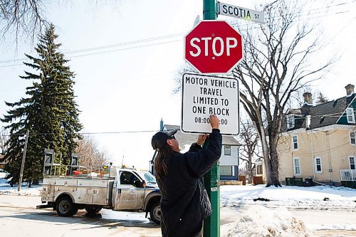 MIKE DEAL / WINNIPEG FREE PRESS
City of Winnipeg Traffic Services crews were out putting up signs along Scotia Street which has been turned into a pedestrian and cyclist corridor earlier than usual this year because of the pandemic. Cars are now only allowed to travel one block before they must divert onto other streets.
200406 - Monday, April 06, 2020.