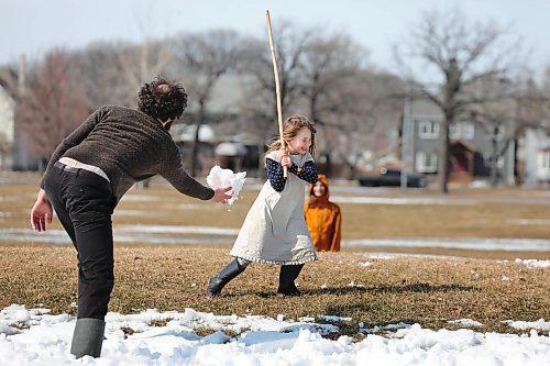 RUTH BONNEVILLE  /  WINNIPEG FREE PRESS 

LOCAL STANDUP 

Five-year-old Elsie  (no last name provided), plays a type of softball with snow with her dad and brothers Guillaume (10yrs) and Louis (not in this picture 8yrs) at Provencher Park Monday.  


April 6th,   2020

