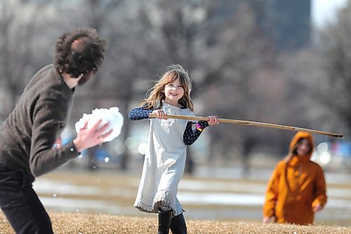 RUTH BONNEVILLE  /  WINNIPEG FREE PRESS 

LOCAL STANDUP 

Five-year-old Elsie  (no last name provided), plays a type of softball with snow with her dad and brothers Guillaume (10yrs) and Louis (not in this picture 8yrs) at Provencher Park Monday.  


April 6th,   2020

