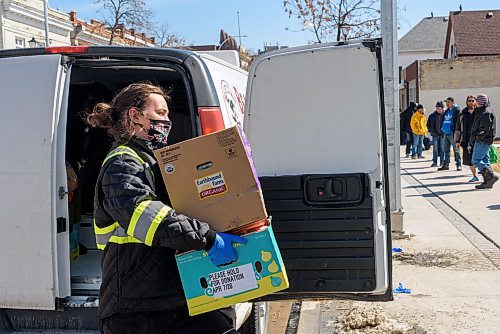 JESSE BOILY  / WINNIPEG FREE PRESS
Breigh Hicks unloads food from a van for the Bear Clan food bank on Tuesday. The Bear Clan food bank has seen up to 350 people daily showing up at their door. Tuesday, April 7, 2020.
Reporter: Eva Wasney