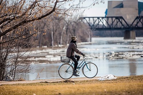 MIKAELA MACKENZIE / WINNIPEG FREE PRESS

A cyclist rides along the river in Point Douglas with a face covering in Winnipeg on Tuesday, April 7, 2020. 
Winnipeg Free Press 2020