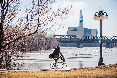 MIKAELA MACKENZIE / WINNIPEG FREE PRESS

A cyclist rides along the river in Point Douglas with a face covering in Winnipeg on Tuesday, April 7, 2020. 
Winnipeg Free Press 2020