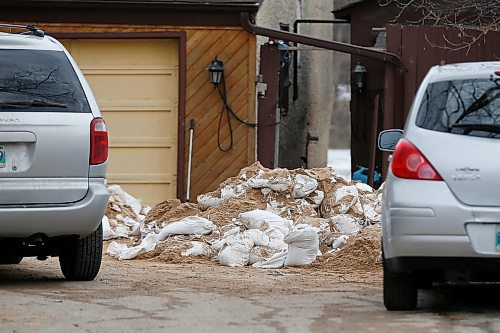 JOHN WOODS / WINNIPEG FREE PRESS
Winnipeg city dropped sandbags at two properties on Cloutier Drive in south Winnipeg Tuesday, April 7, 2020. 

Reporter: ?
