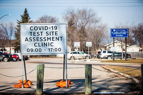 MIKAELA MACKENZIE / WINNIPEG FREE PRESS

The first community COVID-19 testing site and assessment clinic in Winnipeg at the St. James Assiniboia Centennial Pool and Fitness Centre on Wednesday, April 8, 2020. 
Winnipeg Free Press 2020