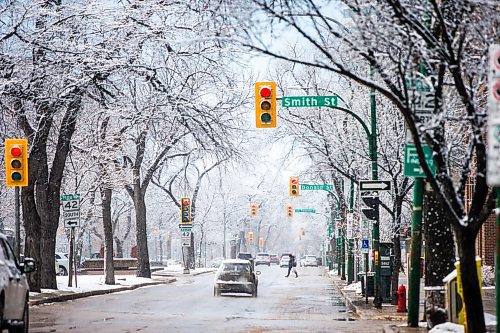 MIKAELA MACKENZIE / WINNIPEG FREE PRESS

A spring snowfall temporarily turns Broadway into a winter wonderland in Winnipeg on Wednesday, April 8, 2020.
Winnipeg Free Press 2020