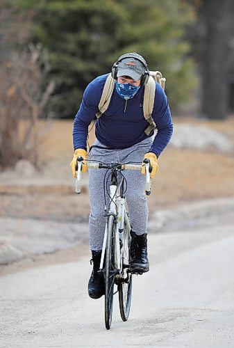 RUTH BONNEVILLE  /  WINNIPEG FREE PRESS 

Local - Standup mask use up

A young man wears a covering over his face as he cycles on Wellington Crescent on Wednesday.  

Government leaders have promoted the voluntary use of face coverings to help curb the spread of the Coronavirus recently.  


April 8th,  2020
