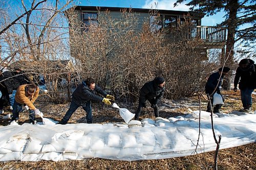 MIKE DEAL / WINNIPEG FREE PRESS
Volunteers hope to make quick work of a property in St. Norbert that needed to be protected by a ring of sandbags as the Red River starts to rise.
100 St. Pierre Street in St. Norbert.
200409 - Thursday, April 09, 2020.