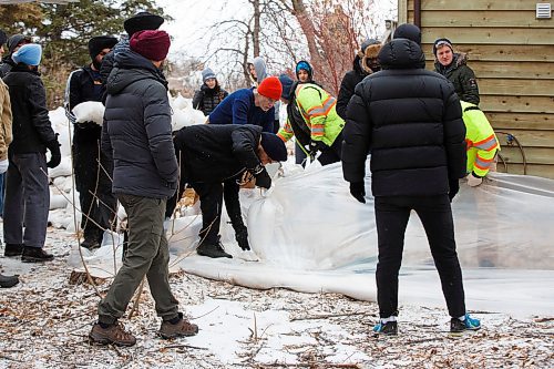 MIKE DEAL / WINNIPEG FREE PRESS
Volunteers hope to make quick work of a property in St. Norbert that needed to be protected by a ring of sandbags as the Red River starts to rise.
100 St. Pierre Street in St. Norbert.
200409 - Thursday, April 09, 2020.