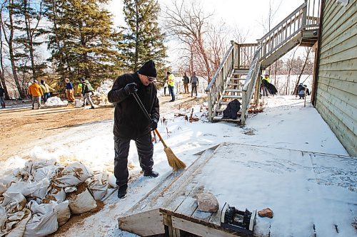 MIKE DEAL / WINNIPEG FREE PRESS
Homeowner, Bob Roehle, sweeps his front steps. He has been at, 100 St. Pierre Street in St. Norbert, since 1971.
Volunteers hope to make quick work of a property in St. Norbert that needed to be protected by a ring of sandbags as the Red River starts to rise.
200409 - Thursday, April 09, 2020.