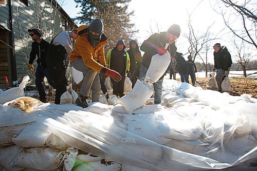 MIKE DEAL / WINNIPEG FREE PRESS
Volunteers hope to make quick work of a property in St. Norbert that needed to be protected by a ring of sandbags as the Red River starts to rise.
100 St. Pierre Street in St. Norbert.
200409 - Thursday, April 09, 2020.
