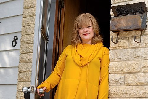 JESSE BOILY  / WINNIPEG FREE PRESS
Jane Testar, a Winnipeg actor and comedian has seen a decrease in work due to the pandemic, poses for a photo outside her home on Thursday. Thursday, April 9, 2020.
Reporter: Frances Koncan