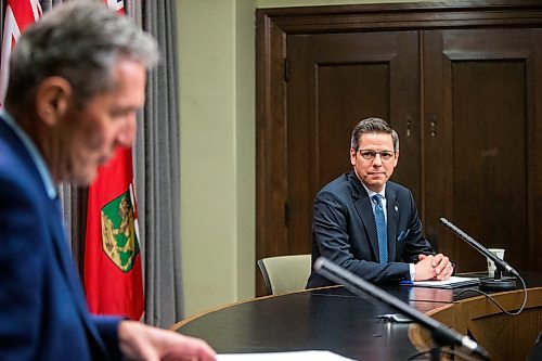 MIKAELA MACKENZIE / WINNIPEG FREE PRESS

Mayor Brian Bowman (right) and Premier Brian Pallister speak to the media about new measures to enforce public health orders in response to COVID-19 at the Manitoba Legislative Building in Winnipeg on Thursday, April 9, 2020.
Winnipeg Free Press 2020