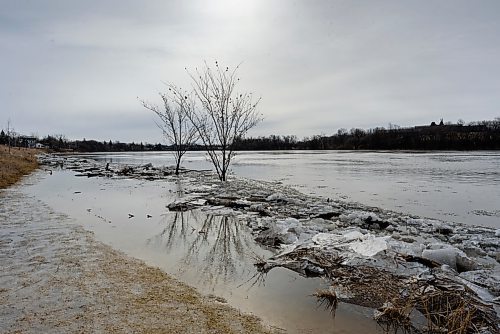 JESSE BOILY  / WINNIPEG FREE PRESS
A trail along Lyndale Drive is flooded over on Friday. Friday, April 10, 2020.
Reporter: