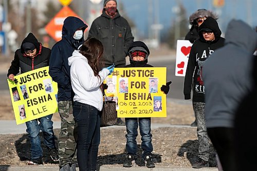 JOHN WOODS / WINNIPEG FREE PRESS
Family and friends gathered for a memorial where 16 year old Eishia Hudson was killed by police at the corner of Lagimodiere and Fermor  in Winnipeg Sunday, April 12, 2020. The teen was shot Wednesday, April 8 following a police chase after a group of teens allegedly robbed a Liquor Mart in Sage Creek.

Reporter: Bell