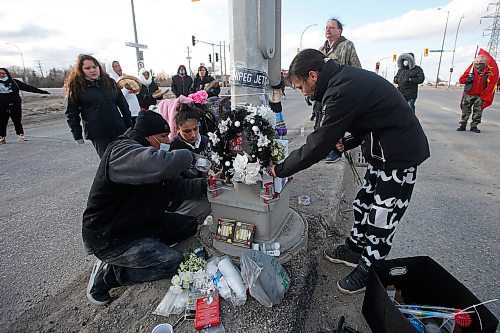JOHN WOODS / WINNIPEG FREE PRESS
William Hudson and Christie Zebrasky, father and mother of 16 year old Eishia Hudson who was killed by police at the corner of Lagimodiere and Fermor, and other family make a memorial for Eishia at the corner in Winnipeg Sunday, April 12, 2020. The teen was shot Wednesday, April 8 following a police chase after a group of teens allegedly robbed a Liquor Mart in Sage Creek.

Reporter: Bell