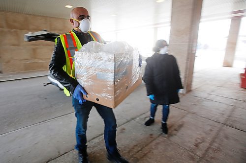 JOHN WOODS / WINNIPEG FREE PRESS
Maysoun Darweesh and Nour Ali of the Kurdish Initiative for Refugees drop off food for the staff Grace Hospital in Winnipeg Monday, April 13, 2020. This gesture is part of the project called From Our Kitchens To Our Heros where community organizations, Chinese, and Asian restaurants are uniting to provide 50 meals each night to 50 front-line health workers fighting COVID-19.

Reporter: ?