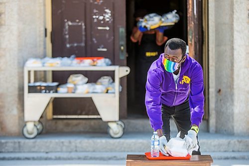 MIKAELA MACKENZIE / WINNIPEG FREE PRESS

Community organizer Raymond Ngabou serves up free lunch while practising social distancing at Knox Church in Winnipeg on Wednesday, April 15, 2020. For Brenda Suderman story.
Winnipeg Free Press 2020