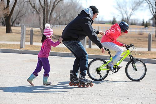 RUTH BONNEVILLE  /  WINNIPEG FREE PRESS 

Standup - rollerblade pull

Ten-year-old Chenigwa pulls her step dad, Andrew Courchene, on rollerblades as she rides her bike while her little sister, Melody (5yrs) pushes from behind while playing outside with their family near their home in St. Norbert Wednesday.  

April 15h,  2020
