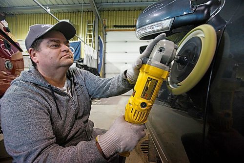 MIKE DEAL / WINNIPEG FREE PRESS
Tom Segal of Blue Ocean Auto Detailing in Headingley works on a vehicle hes detailing.
See Willy Williamson story
200416 - Thursday, April 16, 2020.