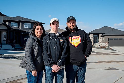 Mike Sudoma / Winnipeg Free Press
Bantam Hockey Player, Lukas Hansen and his parents Giovana and Justin outside of their family home Wednesday afternoon
April 15, 2020
