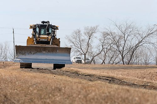 SHANNON VANRAES / WINNIPEG FREE PRESS
Heavy equipment drives along a ring dike near Highway 72 at Morris, Manitoba on April 17, 2020. The community's ring dike may have to be closed.