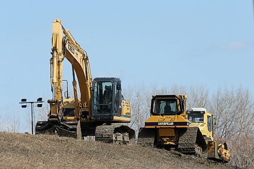 SHANNON VANRAES / WINNIPEG FREE PRESS
Heavy equipment sits on a ring dike on Highway 72 at Morris, Manitoba on April 17, 2020. The community's ring dike may have to be closed.