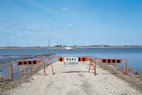 SHANNON VANRAES / WINNIPEG FREE PRESS
Overland flooding closes a road just west of Morris's primary dike on April 17, 2020.