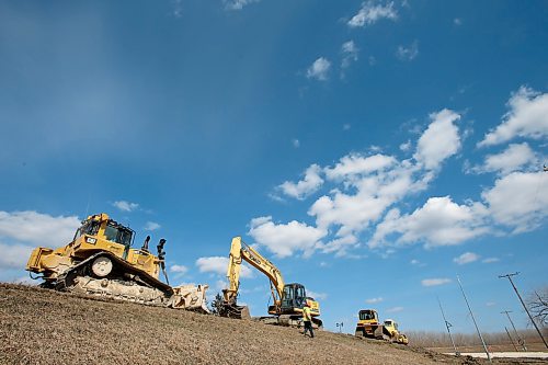 SHANNON VANRAES / WINNIPEG FREE PRESS
Heavy equipment sits on a ring dike on Highway 72 at Morris, Manitoba on April 17, 2020. The community's ring dike may have to be closed.