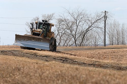 SHANNON VANRAES / WINNIPEG FREE PRESS
Heavy equipment drives along a ring dike near Highway 72 at Morris, Manitoba on April 17, 2020. The community's ring dike may have to be closed.