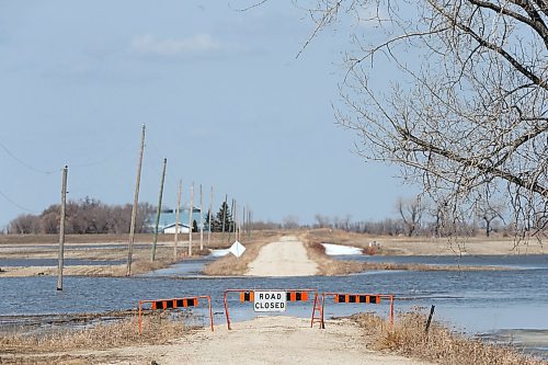SHANNON VANRAES / WINNIPEG FREE PRESS
Overland flooding closes a road just west of Morris's primary dike on April 17, 2020.
Road 3 East, just north of Provincial Trunk Hwy 23.