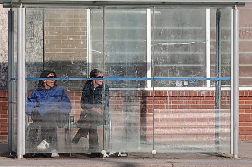 SHANNON VANRAES / WINNIPEG FREE PRESS
Two people wait in a bus shack at Main St. and Euclid Ave. in Winnipeg  on April 17, 2020.