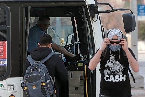 SHANNON VANRAES / WINNIPEG FREE PRESS
Two passengers pass each other while entering and exiting a Winnipeg Transit bus near City Hall on April 17, 2020.