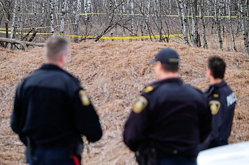 Daniel Crump / Winnipeg Free Press. Winnipeg police investigate an area of Assiniboine Forrest where bones were discovered. April 18, 2020.