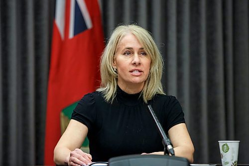 MIKE DEAL / WINNIPEG FREE PRESS
Lanette Siragusa, provincial lead, health system integration, quality and chief nursing officer for Shared Health, during the provinces COVID-19 update briefing at the Manitoba Legislative building Monday afternoon.
200420 - Monday, April 20, 2020.