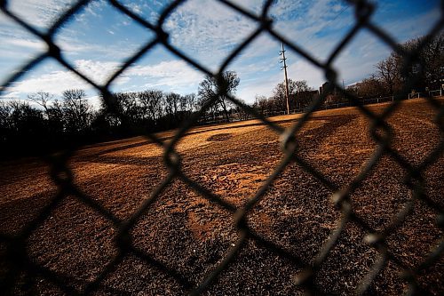 JOHN WOODS / WINNIPEG FREE PRESS
COVID-19 closed baseball diamond in south Winnipeg Tuesday, April 21, 2020. 

Reporter: Bell