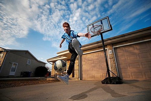JOHN WOODS / WINNIPEG FREE PRESS
Ethan Hogsden, 15, a minor soccer player with the Winnipeg Phoenix FC, practices on his driveway in Winnipeg Tuesday, April 21, 2020. COVID-19 has shutdown minor sports and left young players to their own devices.

Reporter: Bell