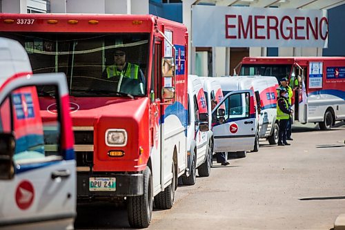 MIKAELA MACKENZIE / WINNIPEG FREE PRESS

Canada Post employees from the Moray Street depot do a drive-by tribute to support frontline workers at the Grace Hospital in Winnipeg on Wednesday, April 22, 2020. Standup.
Winnipeg Free Press 2020