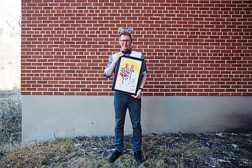 MIKE DEAL / WINNIPEG FREE PRESS
Ari Weinberg, Artistic Director of Winnipeg Jewish Theatre, wears his unicorn horn and holds some artwork that he loves.
See 5 Things Feature by Frances Koncan
200422 - Wednesday, April 22, 2020.